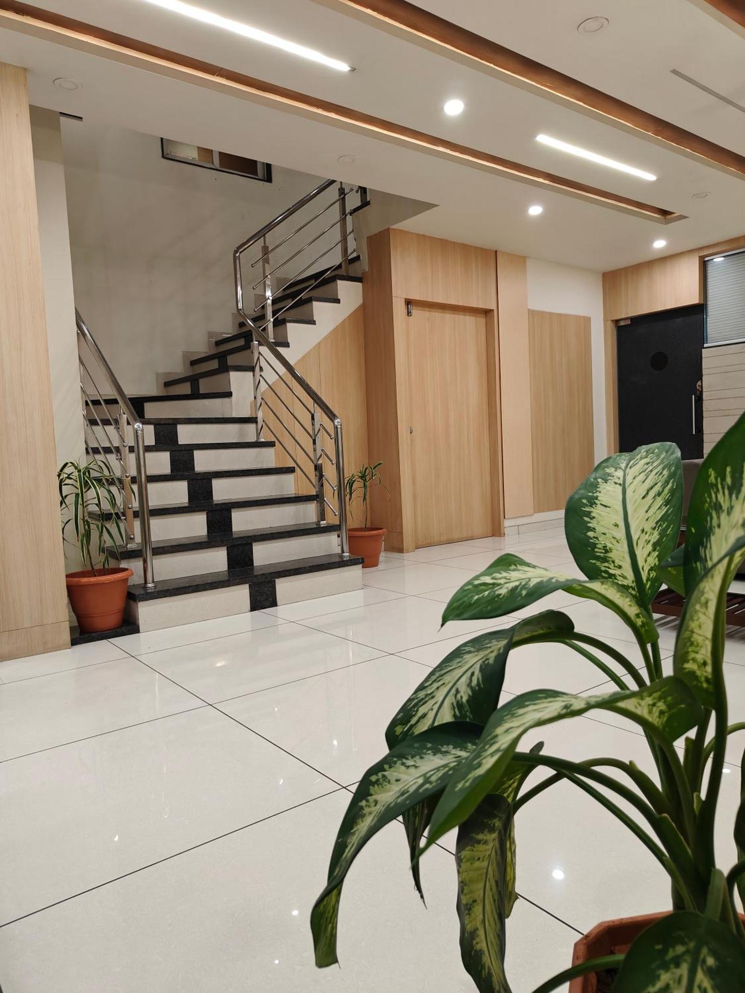 Hotel Sahyog & Rooms Szúrat Kültér fotó