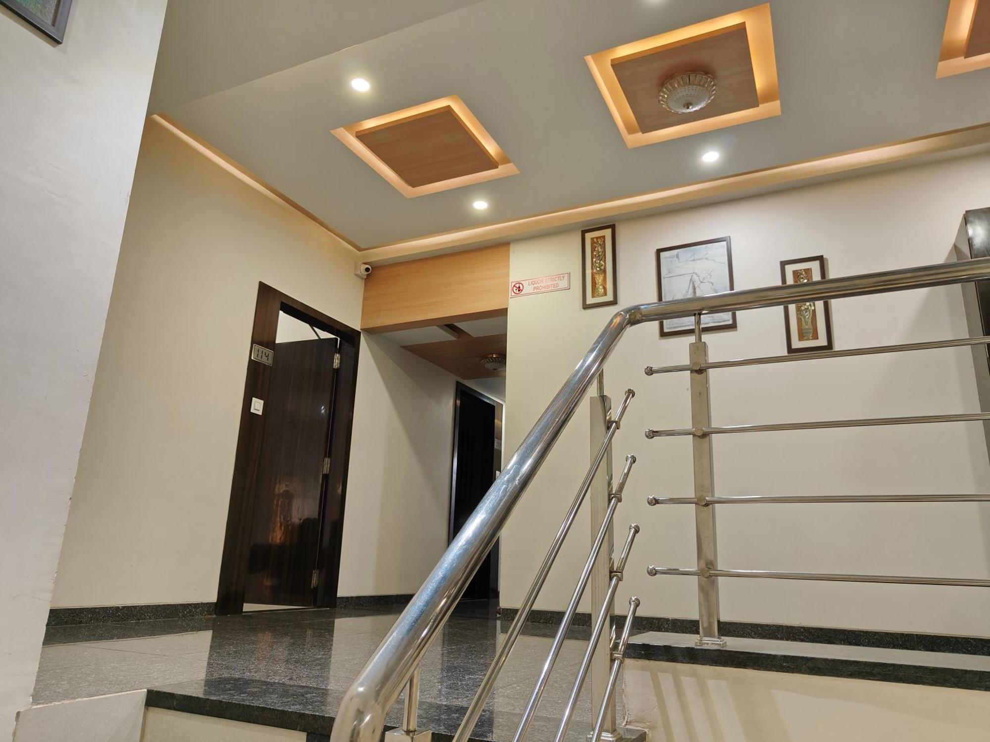 Hotel Sahyog & Rooms Szúrat Kültér fotó