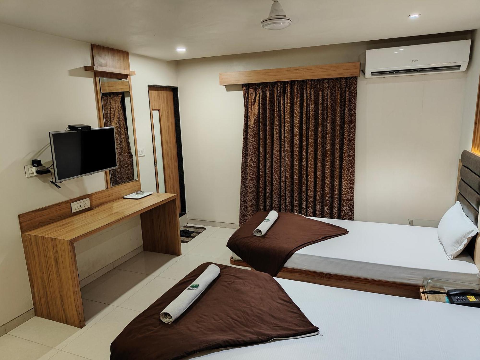 Hotel Sahyog & Rooms Szúrat Kültér fotó