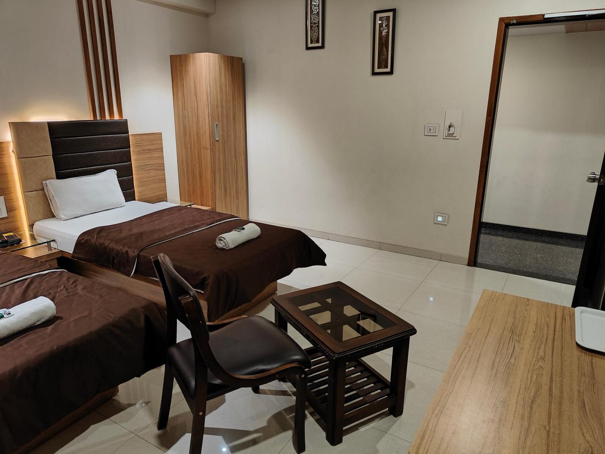 Hotel Sahyog & Rooms Szúrat Kültér fotó