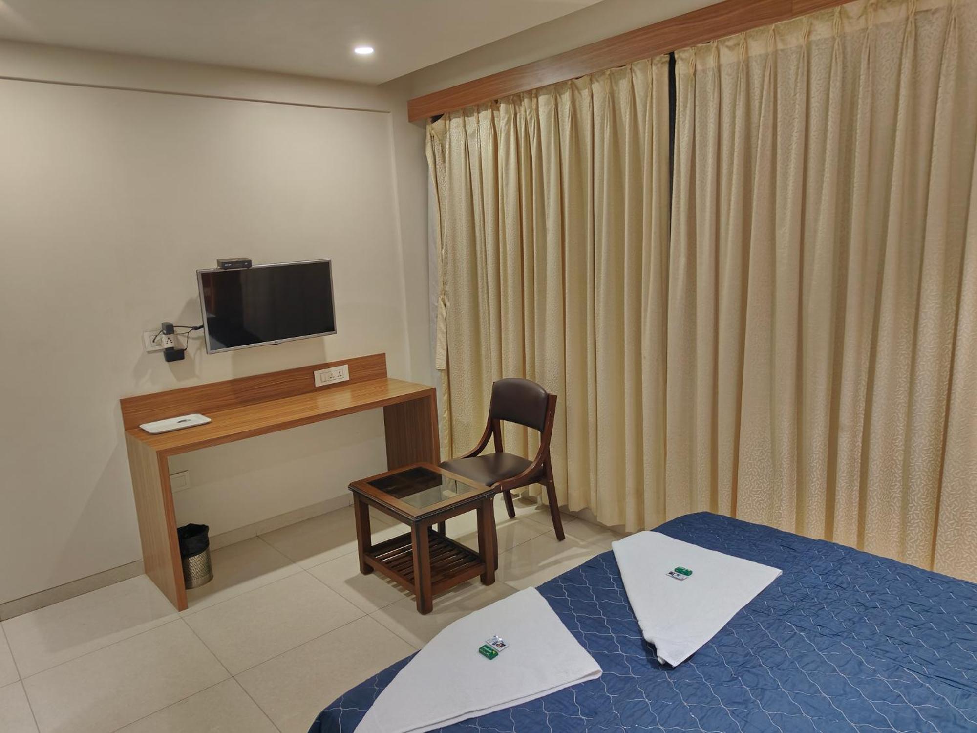 Hotel Sahyog & Rooms Szúrat Kültér fotó