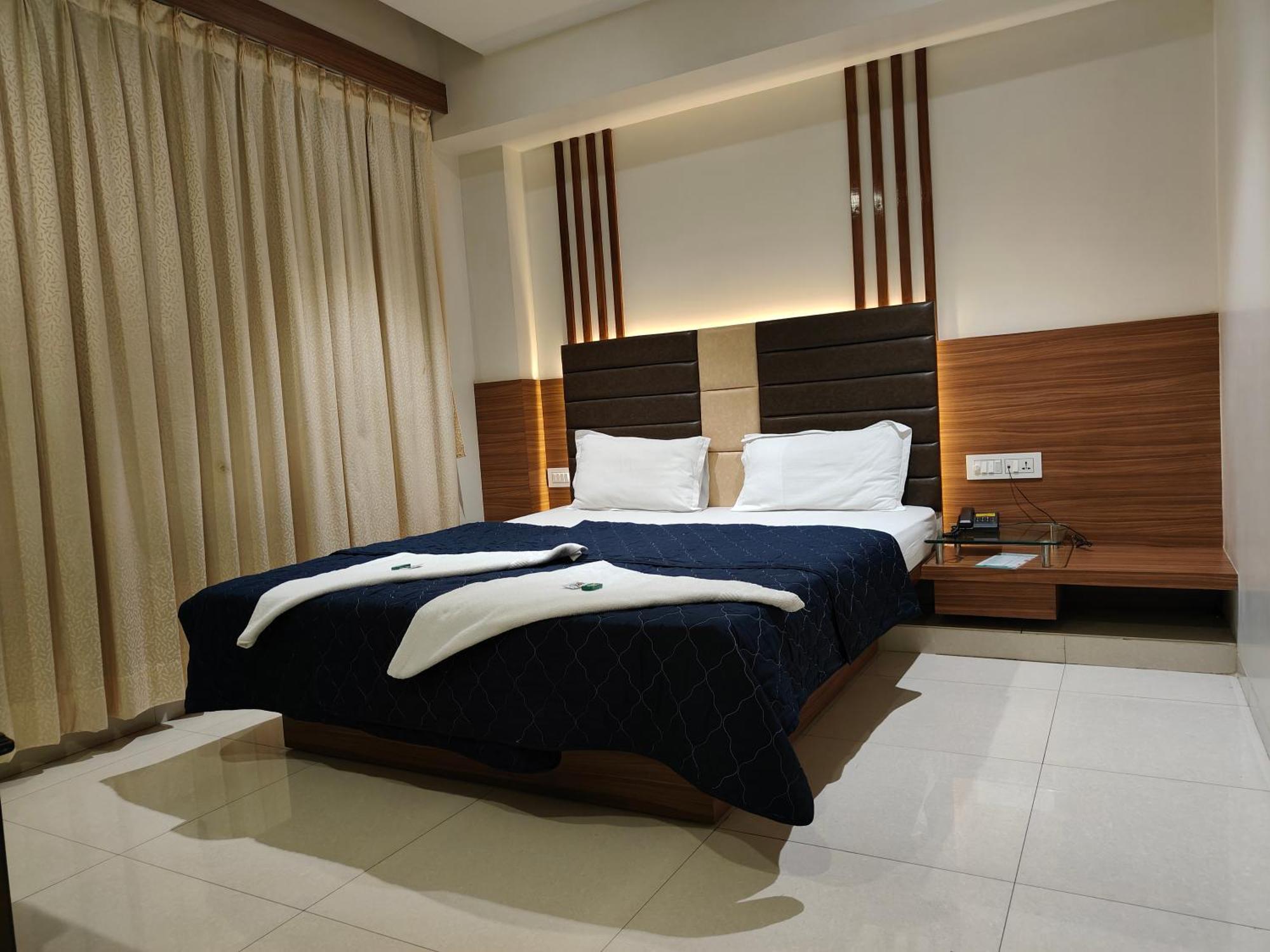 Hotel Sahyog & Rooms Szúrat Kültér fotó