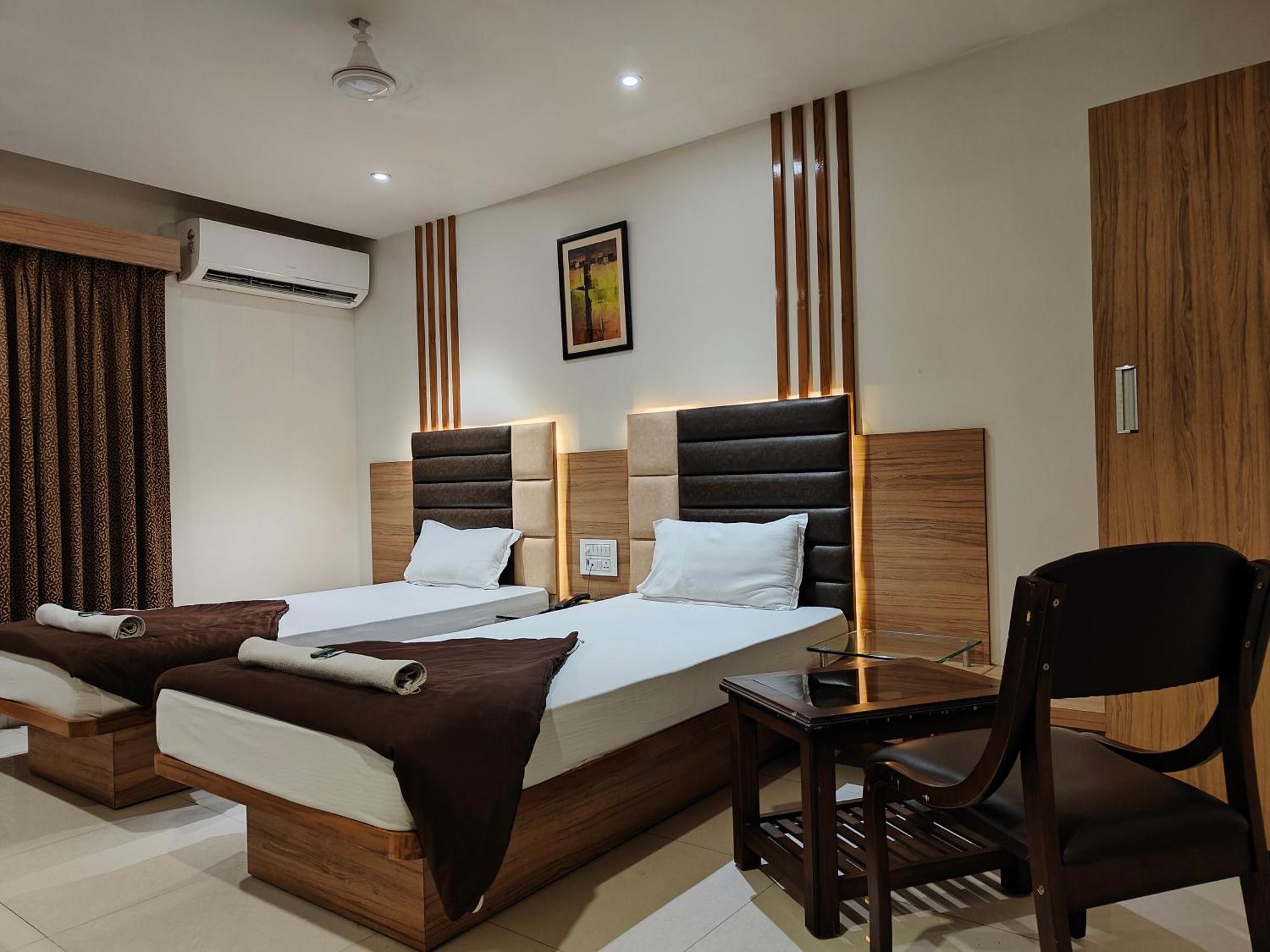 Hotel Sahyog & Rooms Szúrat Kültér fotó