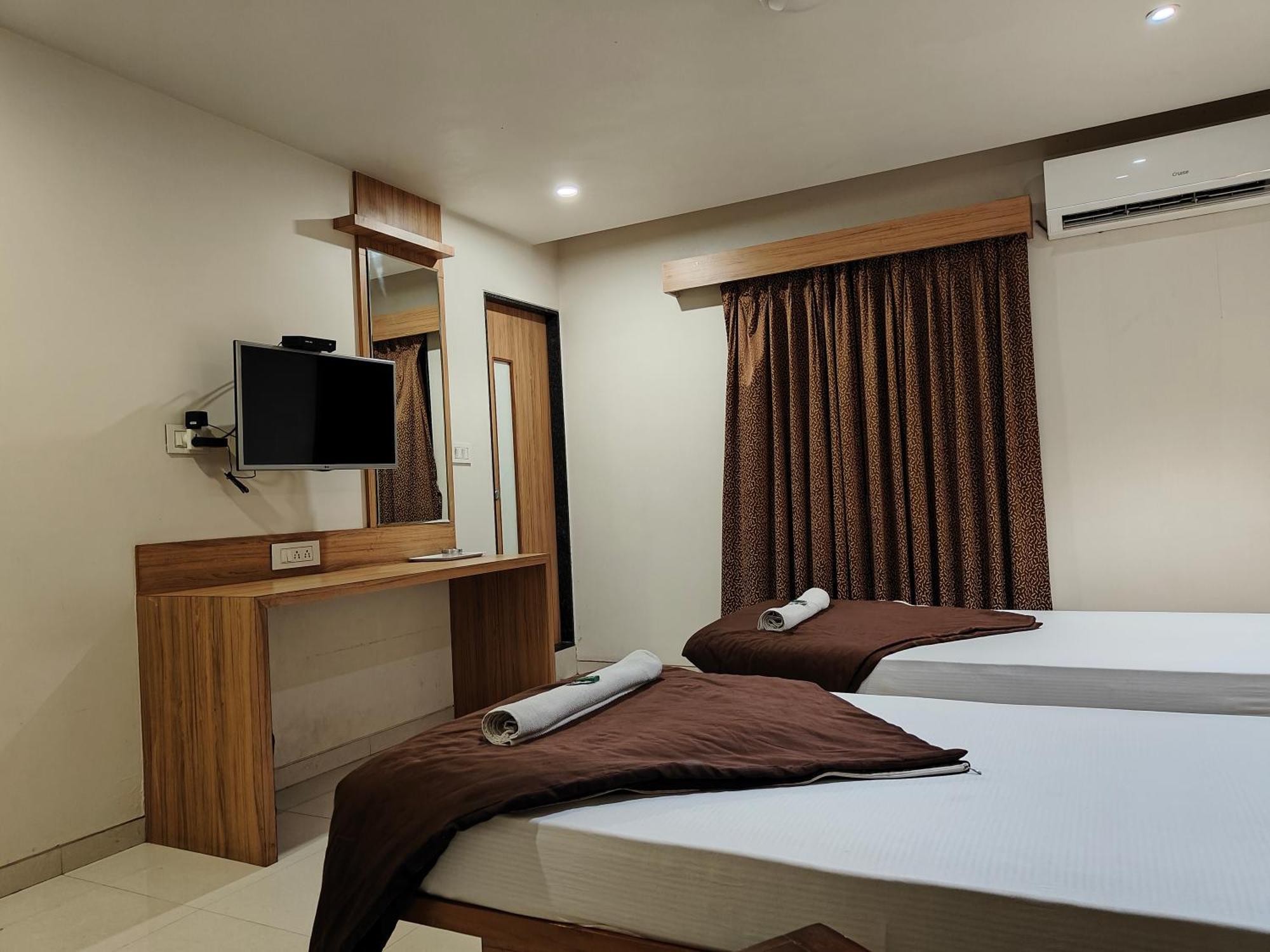 Hotel Sahyog & Rooms Szúrat Kültér fotó