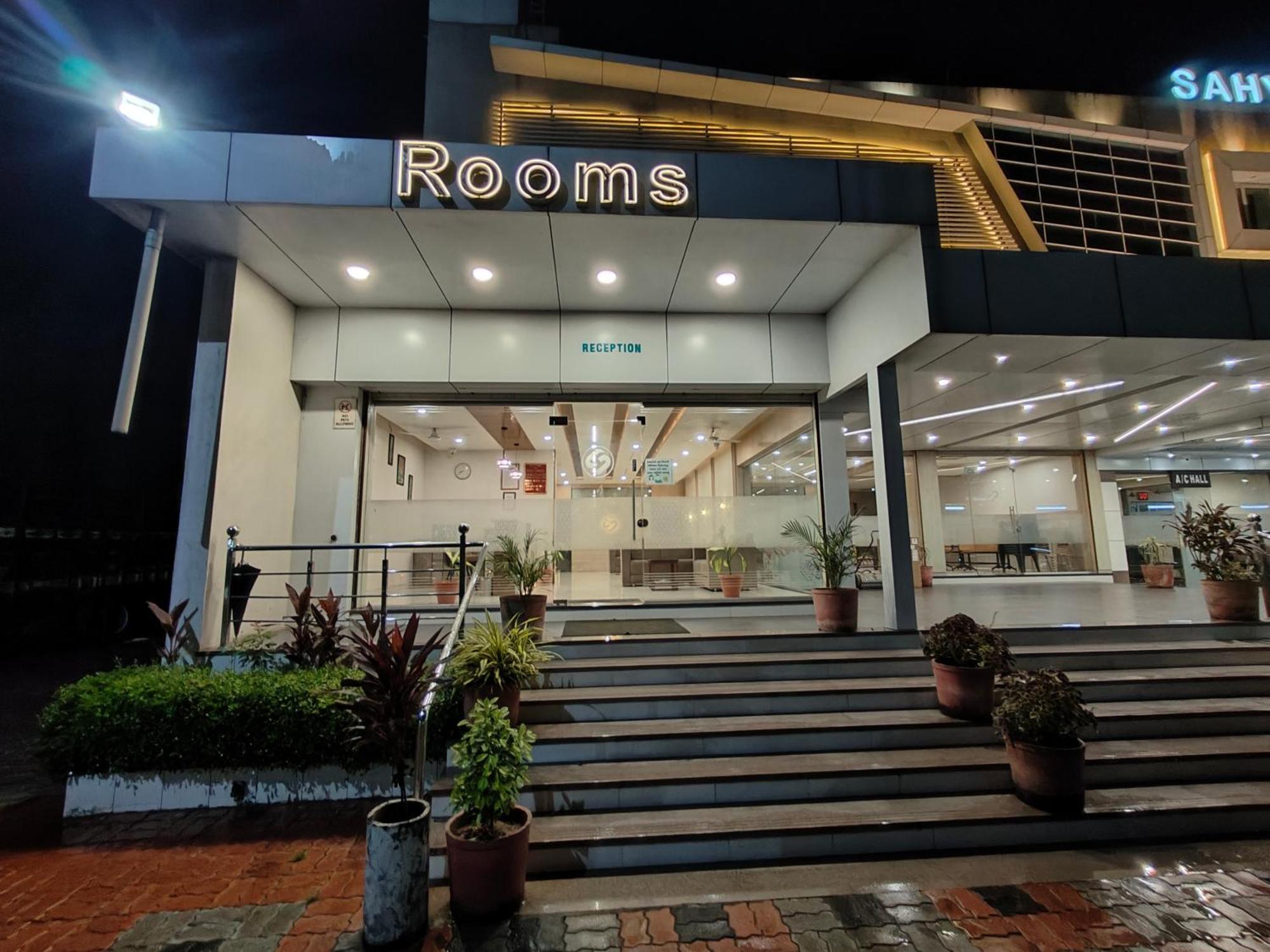 Hotel Sahyog & Rooms Szúrat Kültér fotó