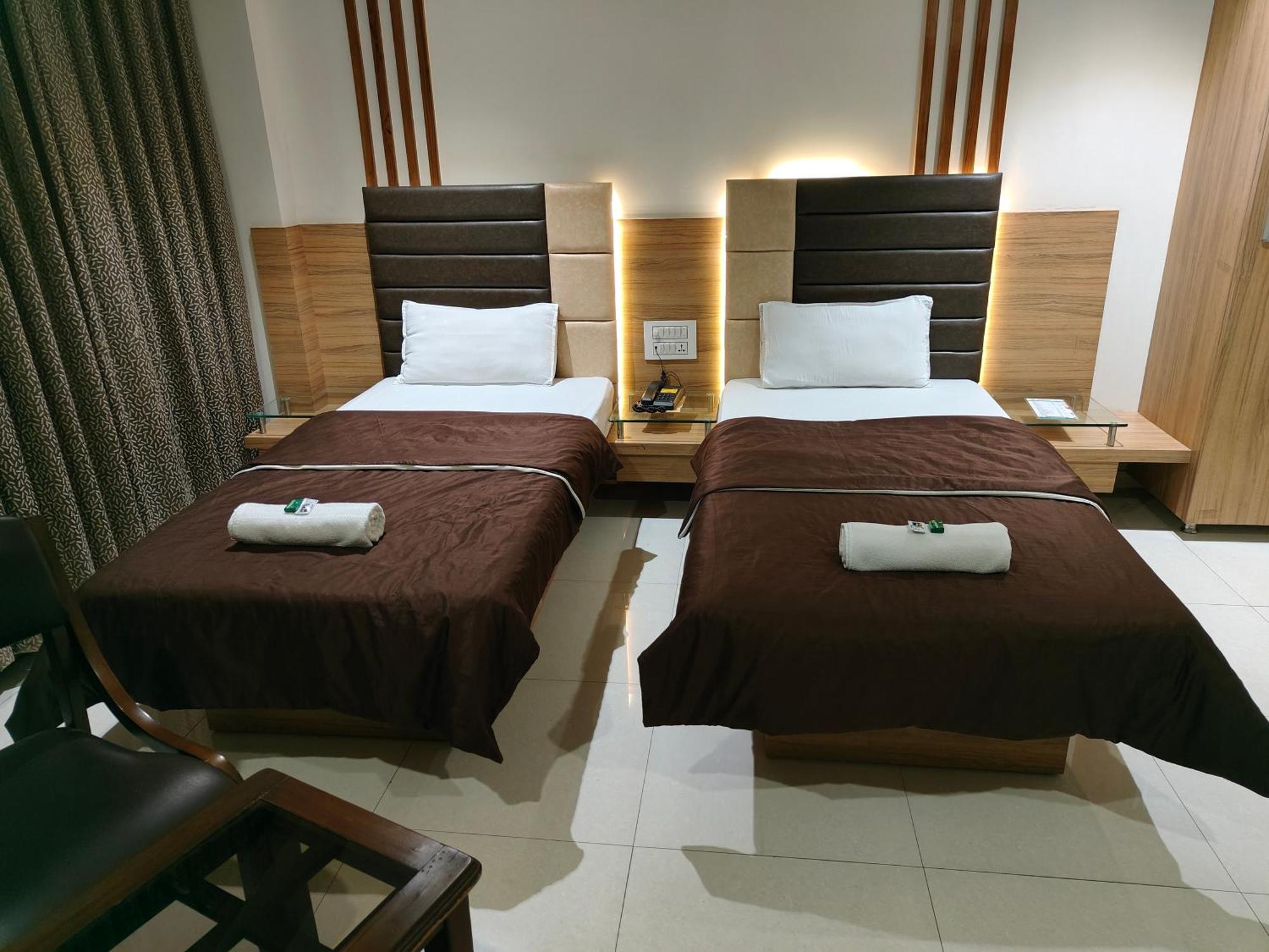 Hotel Sahyog & Rooms Szúrat Kültér fotó