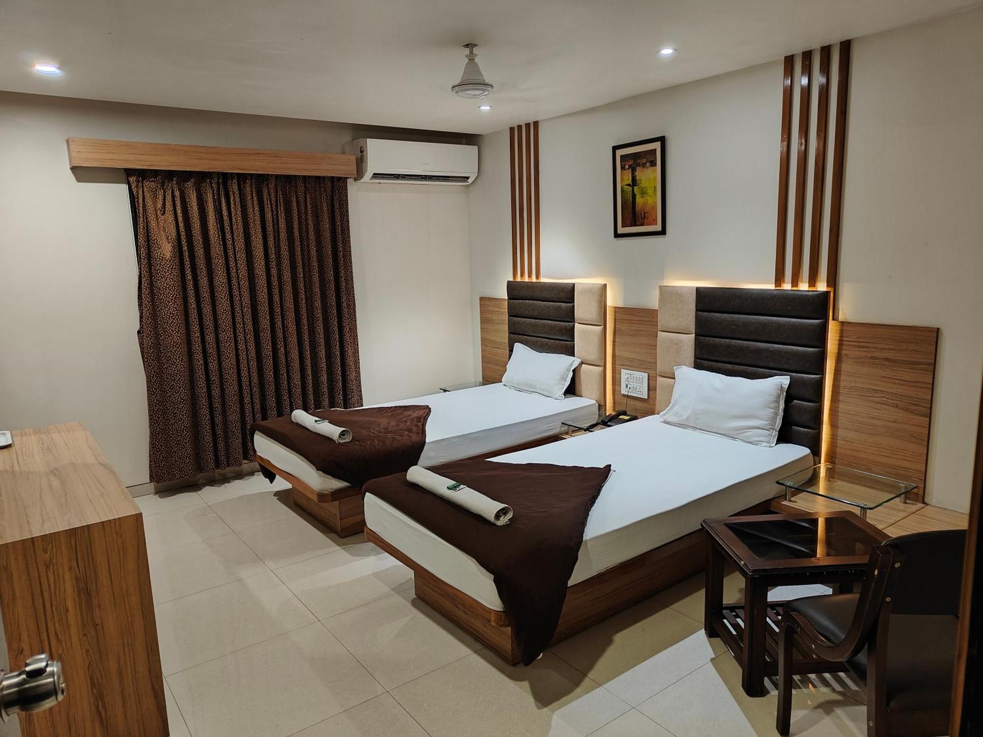 Hotel Sahyog & Rooms Szúrat Kültér fotó