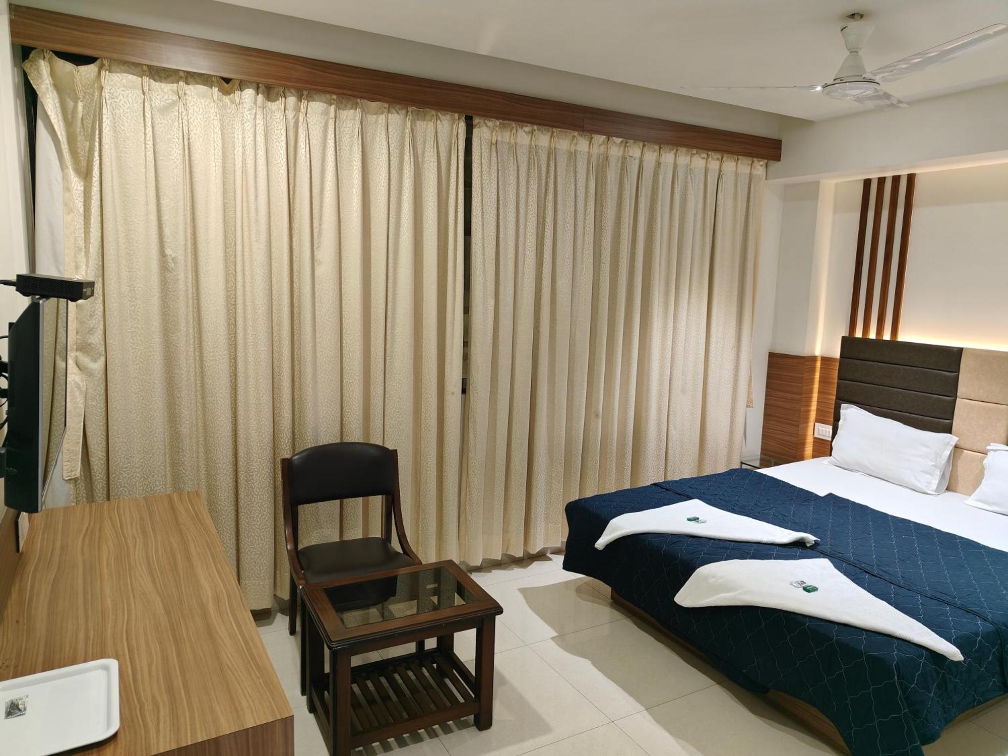 Hotel Sahyog & Rooms Szúrat Kültér fotó